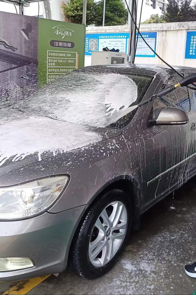 自助洗车机 轻松便捷，开启洗车新体验